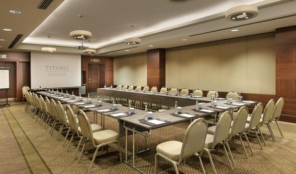 Titanic Business Kartal'daki Borneo 1 salonunda, sandalyelerle birlikte U düzeninde toplantı masası yerleştirilmiştir.