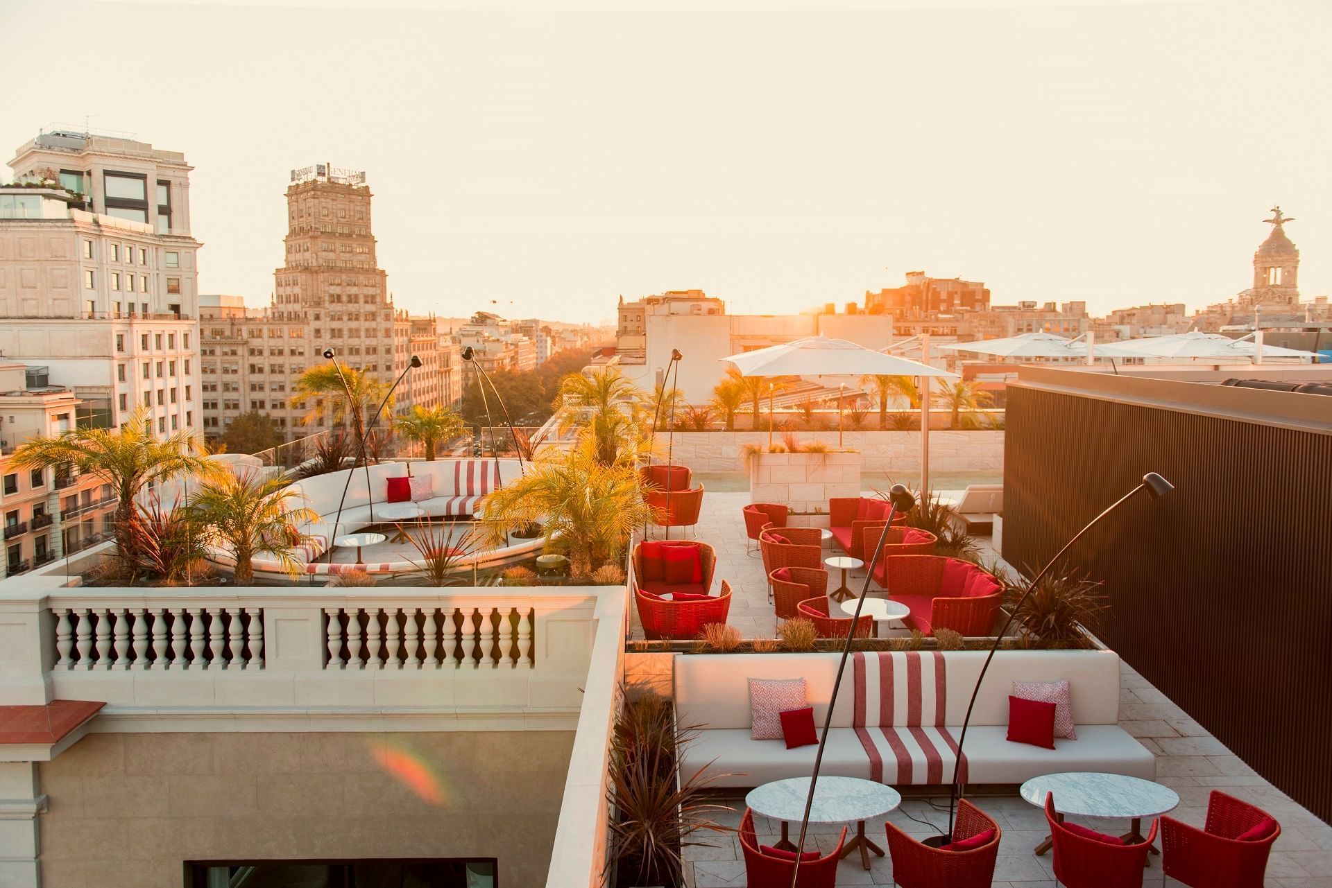 Zona de asientos en la azotea en Almanac Barcelona