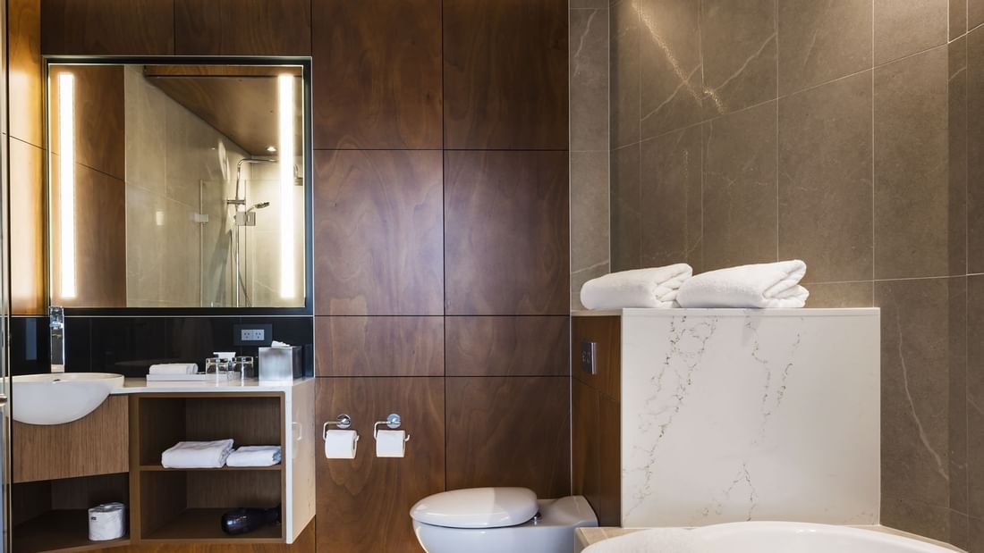 Accommodation Bathroom facilities at Mercure Sydney Liverpool 