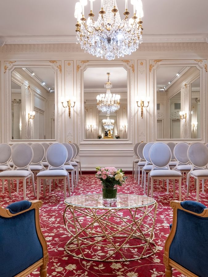 L'élégante salle de réunion Capucines, avec son décor raffiné, ses lustres et sa composition florale, à l'Hôtel Westminster - Paris.