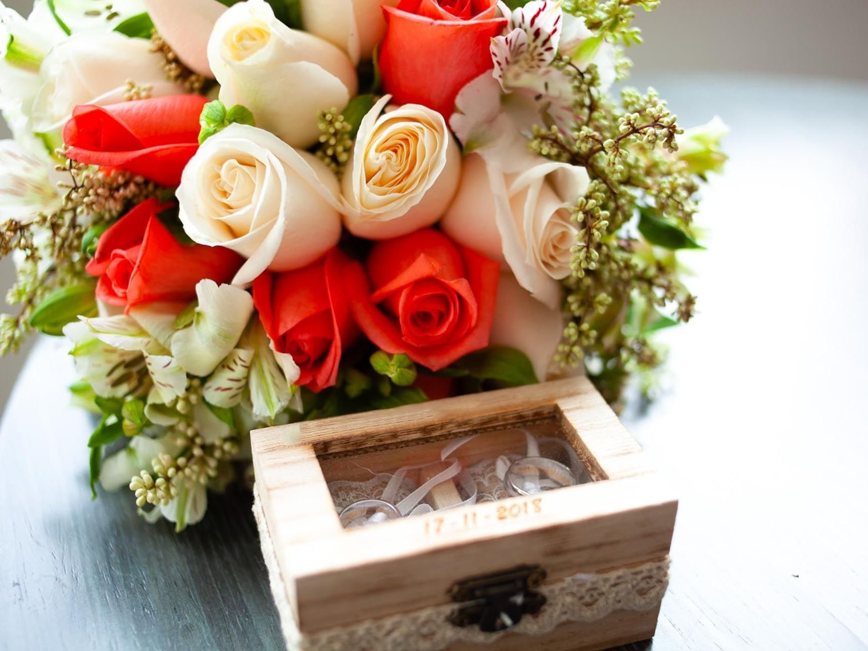 Elegant wedding bouquet with delicate box at San Fernando Plaza Hotel