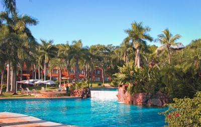Espreguiçadeiras à beira da piscina externa do Iguazu Grand Resort