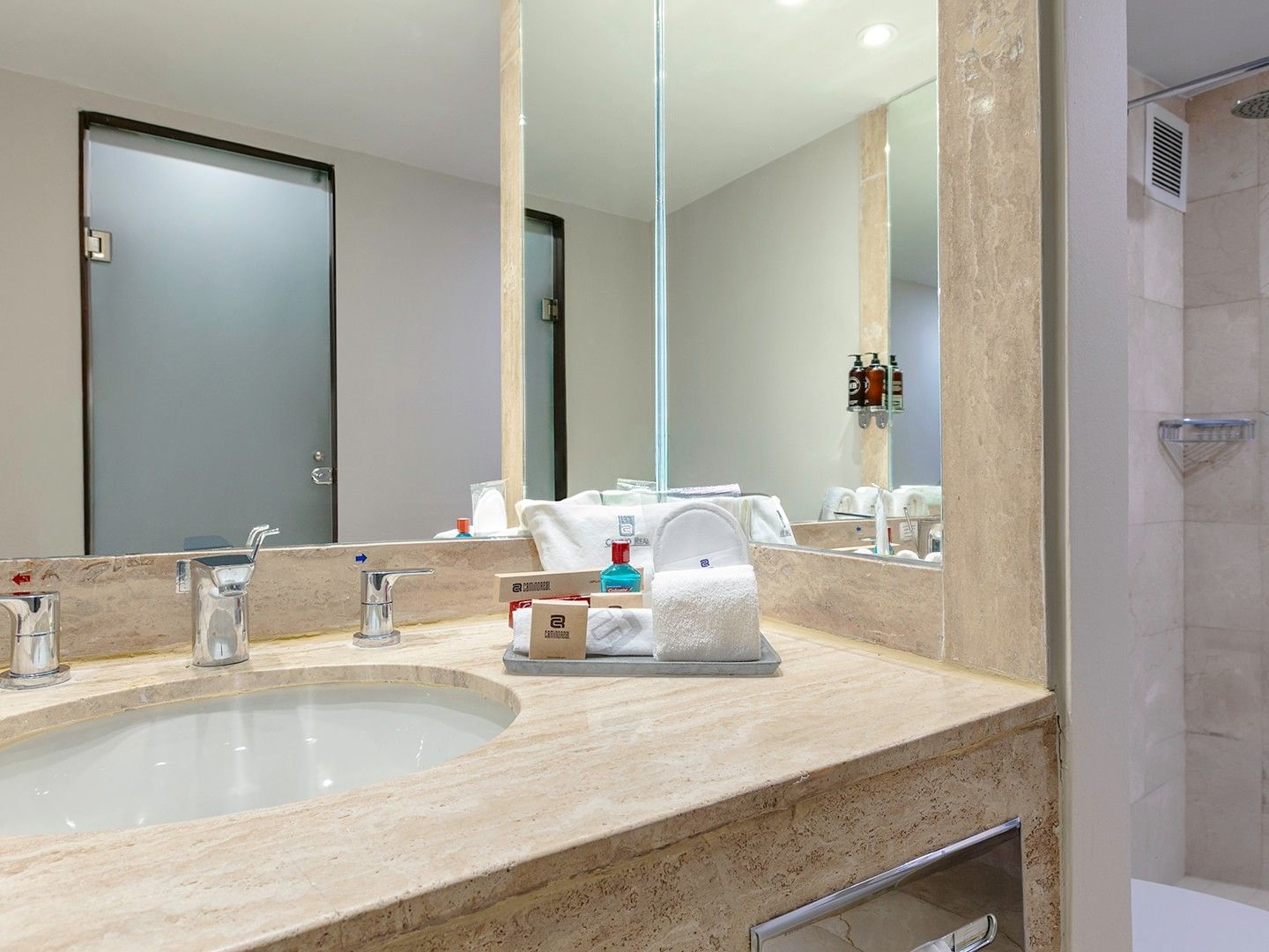 Baño lujoso con tocador doble, espejo grande y ducha en Junior Suite 2 Camas Dobles en Camino Real Aeropuerto México, Ciudad de México