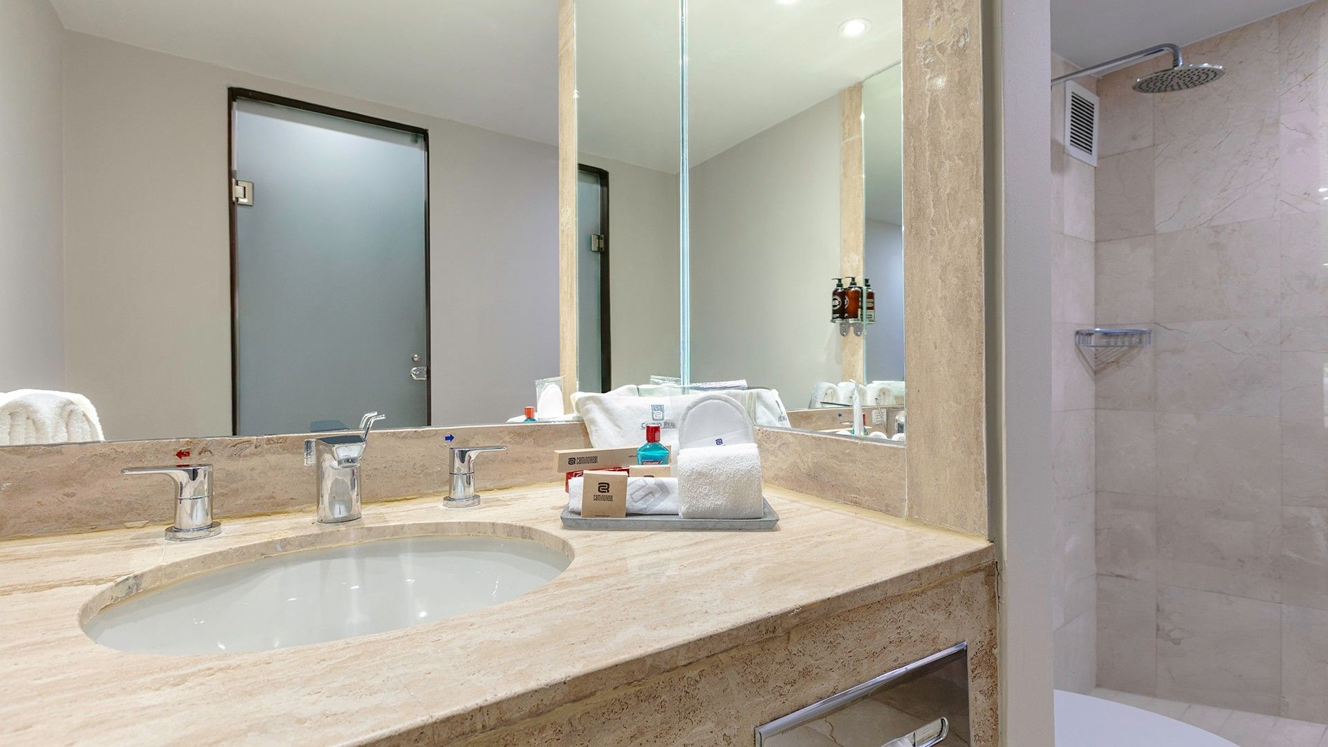 Baño lujoso con tocador doble, espejo grande y ducha en Junior Suite 2 Camas Dobles en Camino Real Aeropuerto México, Ciudad de México.