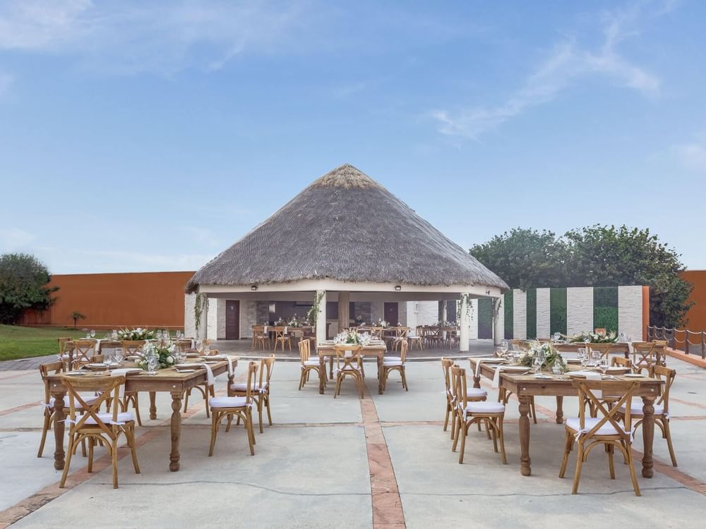 Outdoor dining area in Palapa norte at Grand Fiesta Americana