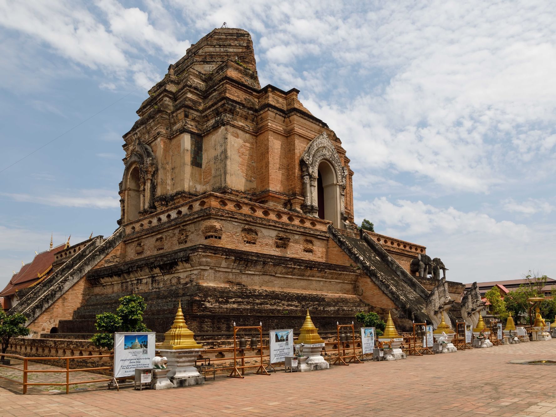Wat Chedi Luang temple near U Hotels