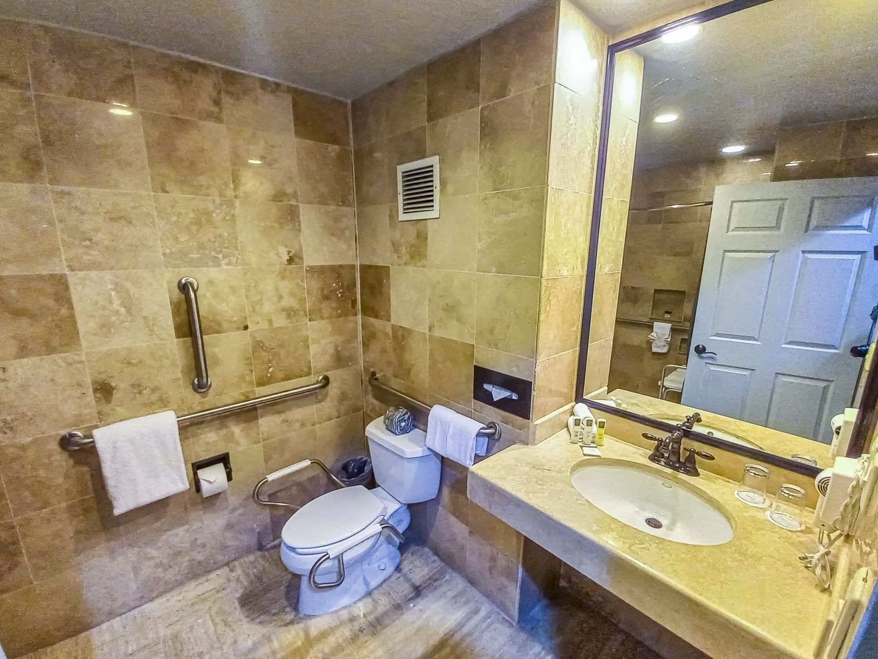 Primer plano de artículos de tocador en una habitación Deluxe individual en el Hotel Peñasco