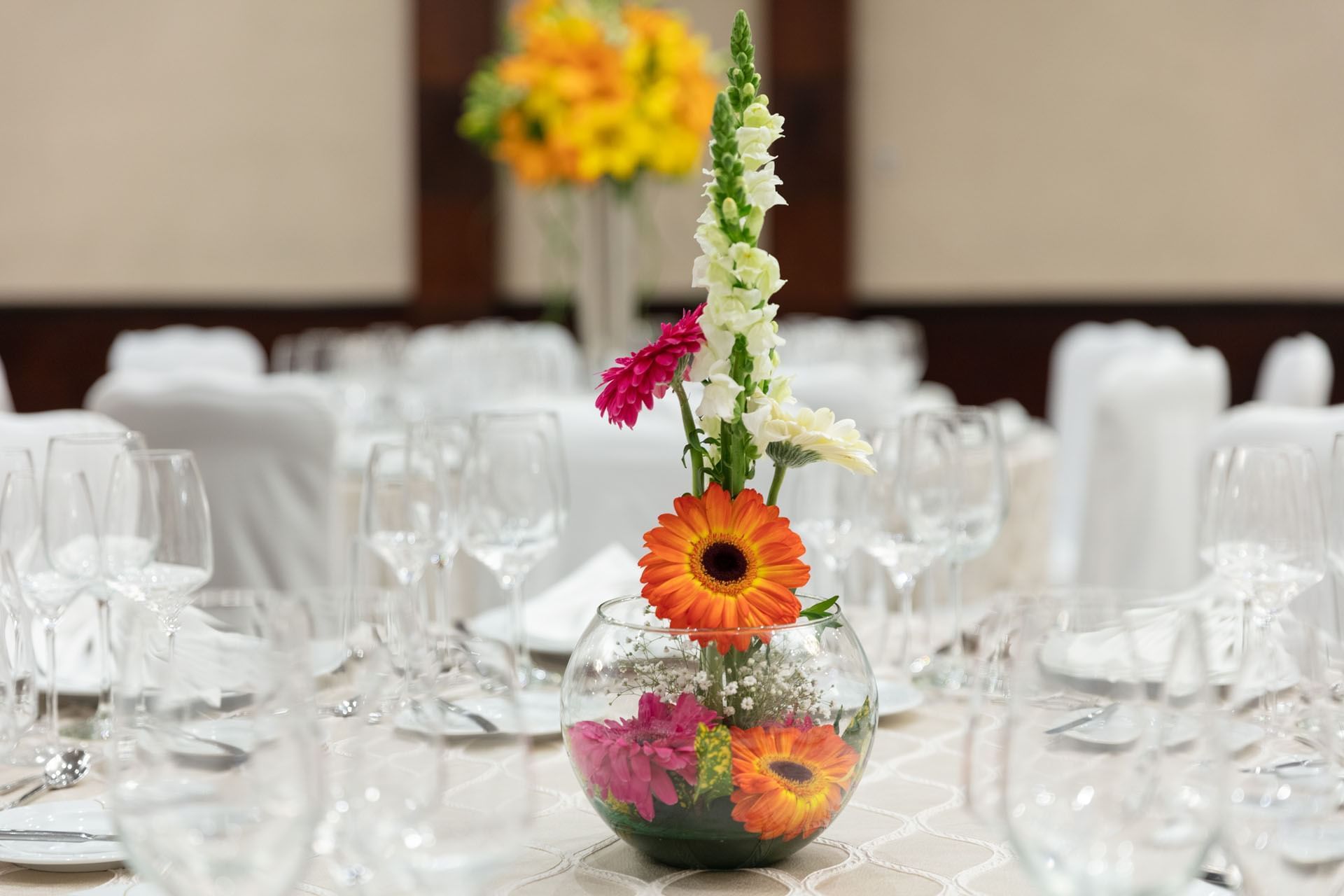 Table decoration with fresh flowers at Tikal Futura Hotel