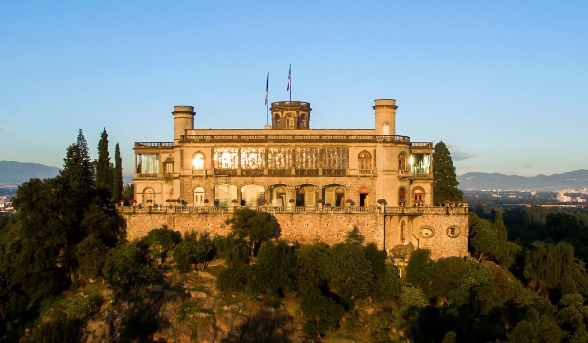 Castillo de Chapultepec en una colina con vista a la ciudad cerca de Camino Real Hotels