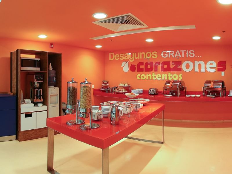 Zona buffet en la sala de desayunos de One Hotels