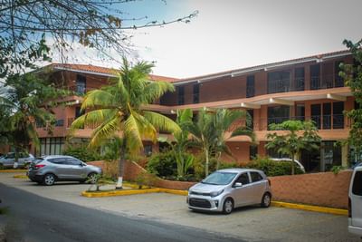 Vista del hotel The Beach House de Panamá del área de estacionamiento