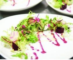 Collage de repas de cours dressés pour une célébration du Nouvel An à l'hôtel X Toronto