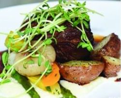 Collage de repas de cours dressés pour une célébration du Nouvel An à l'hôtel X Toronto