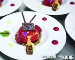 Collage de repas de cours dressés pour une célébration du Nouvel An à l'hôtel X Toronto