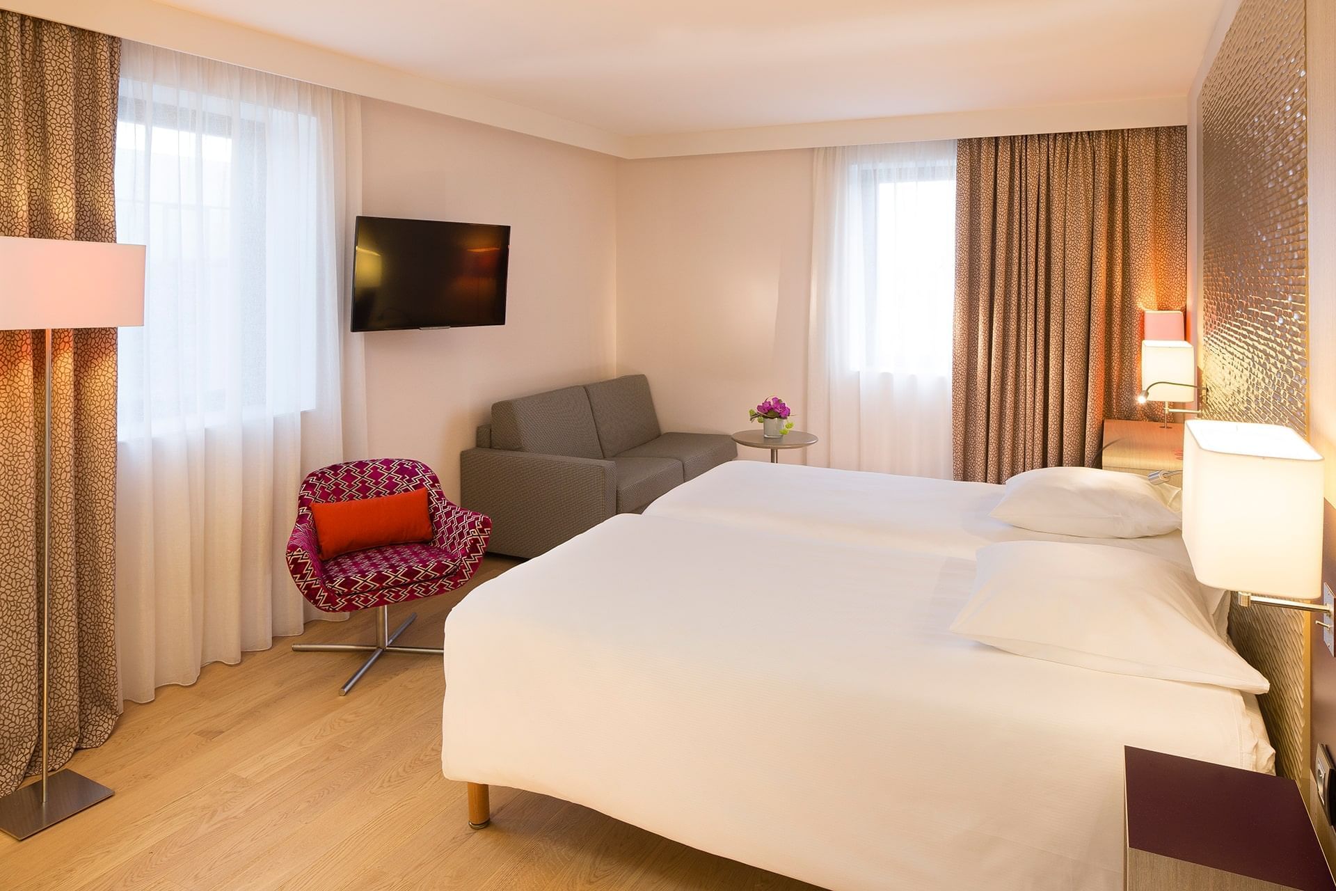 Twin beds & lounger in a room at Oceania Rennes