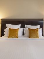 Une chambre Junior Suite à la décoration élégante et dotée d'un lit douillet au Warwick Champs-Élysées Paris.