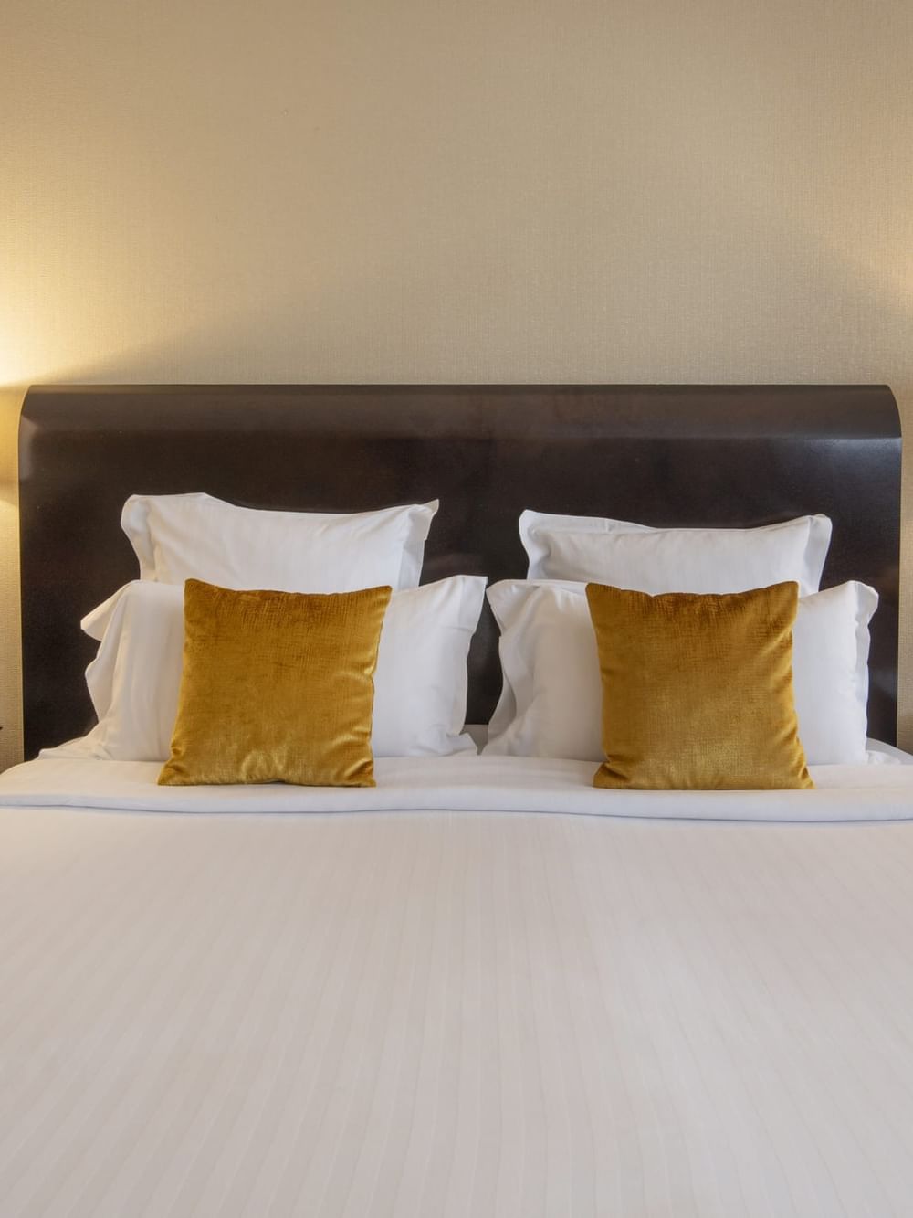 Une chambre Junior Suite à la décoration élégante et dotée d'un lit douillet au Warwick Champs-Élysées Paris.
