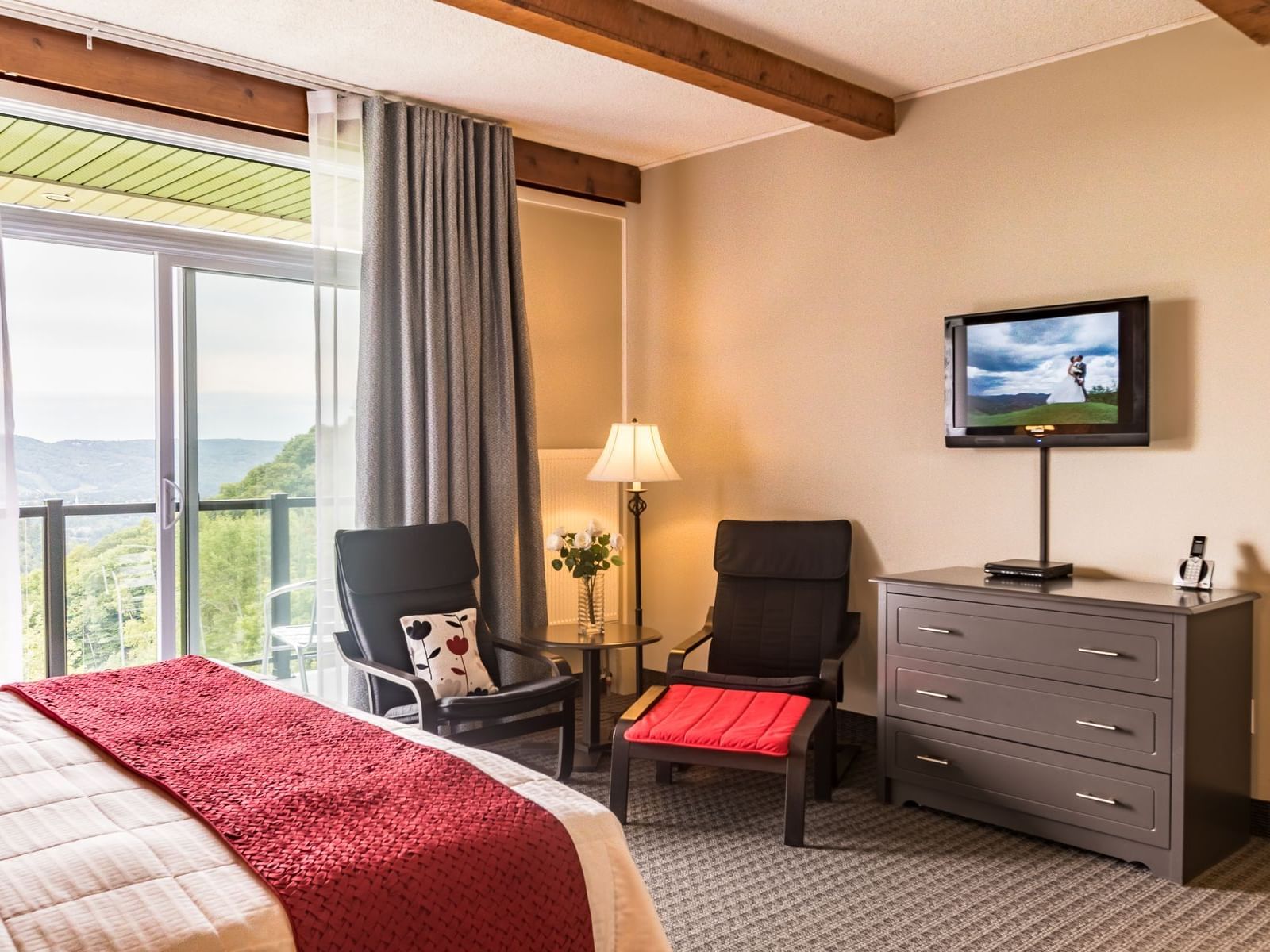 Lounge & TV in Superior King room at Hotel Mont Gabriel Resort
