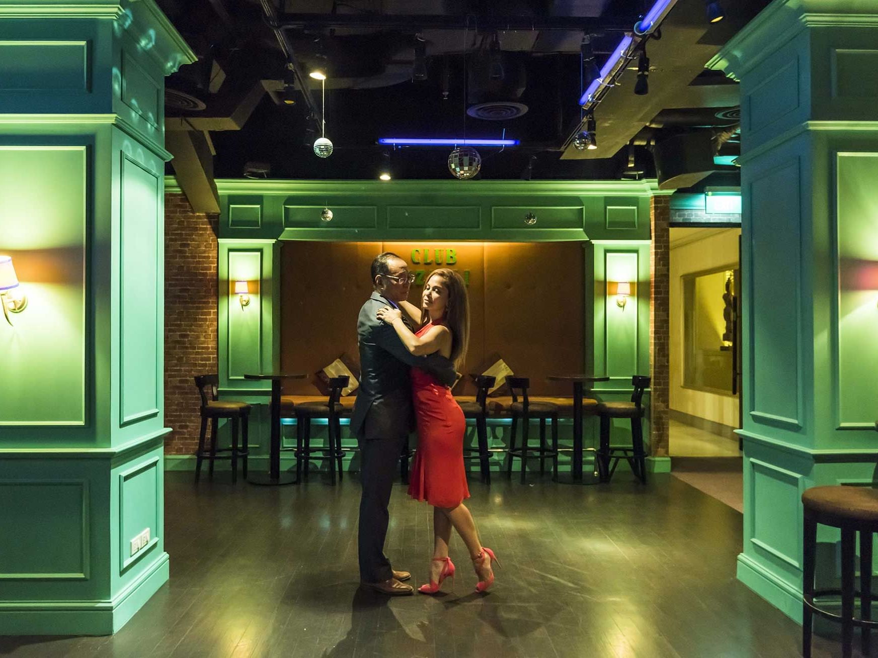 A couple dancing in Club Rizzoli at Chatrium Hotel Royal Lake