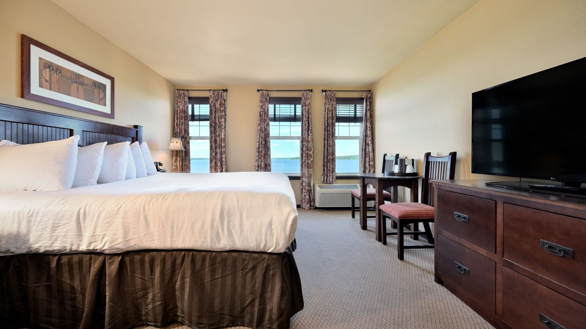 King Lakeview Room Chase On The Lake