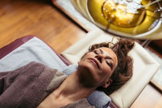 A lady having an ayurvedic oil massage at Liebes Rot Flueh