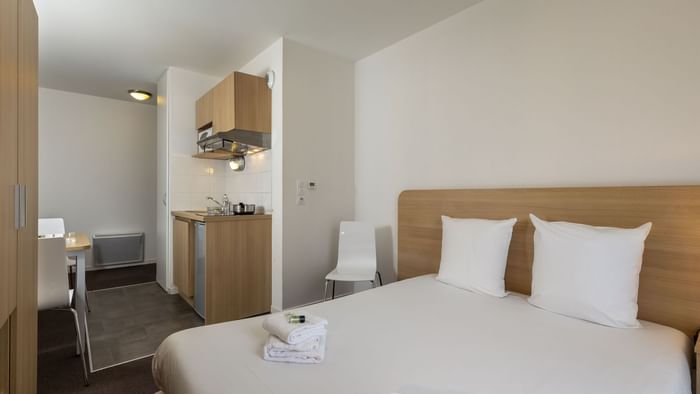 Double bedroom with a living area at Kosy appart'hotels troyes.