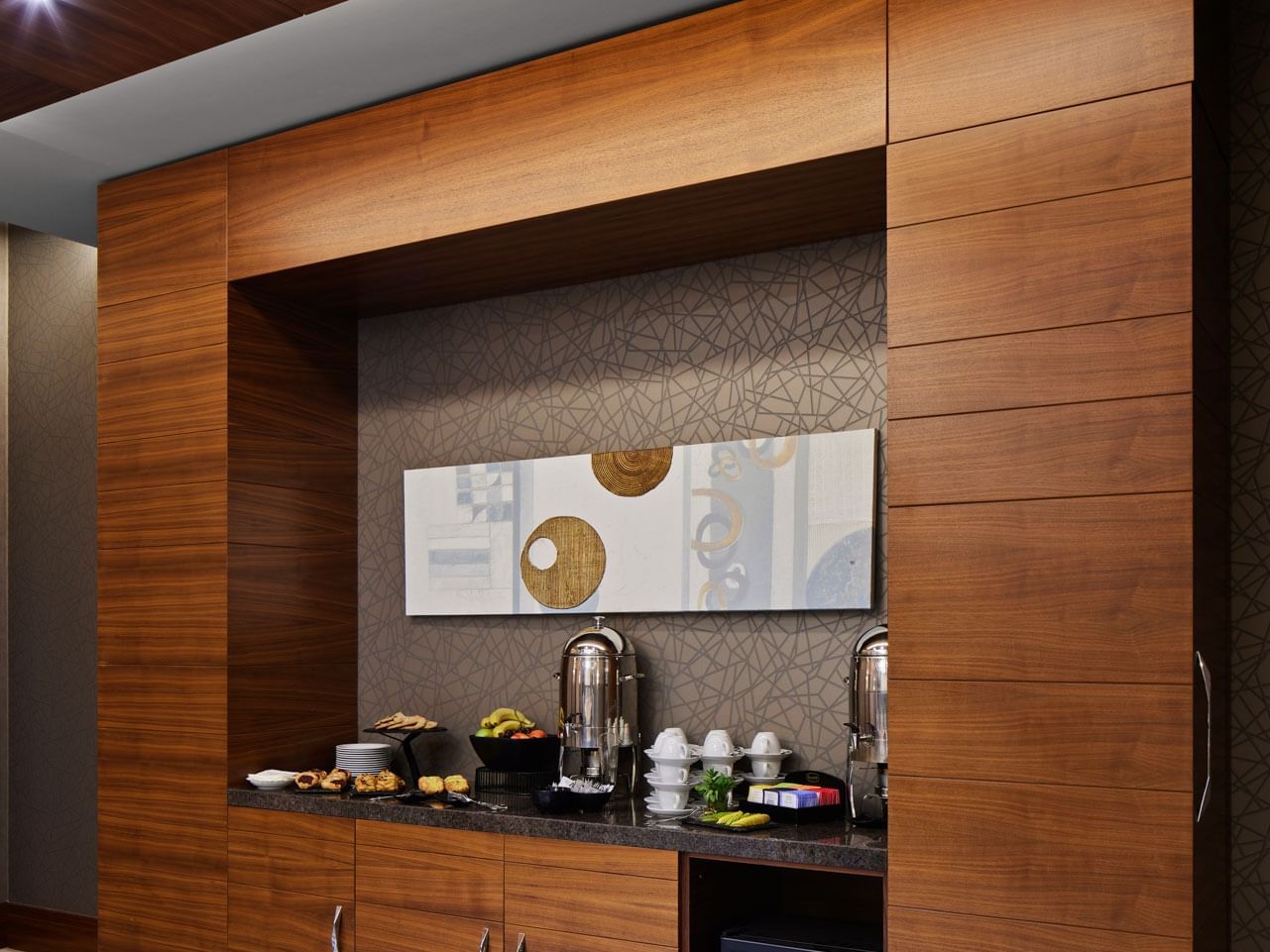 Voll ausgestattete Kochnische mit Holzschränken im Titanic Chaussee Berlin.