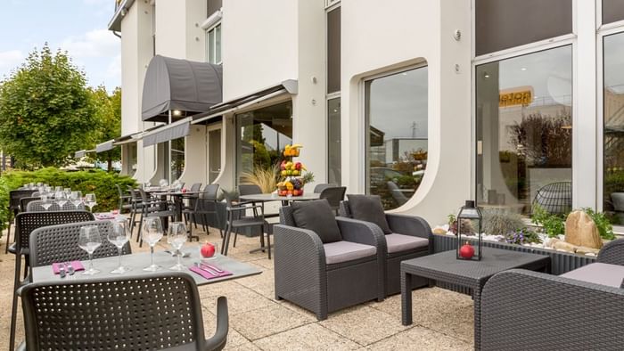 An Outdoor dining and lounge area at Hotel Armony