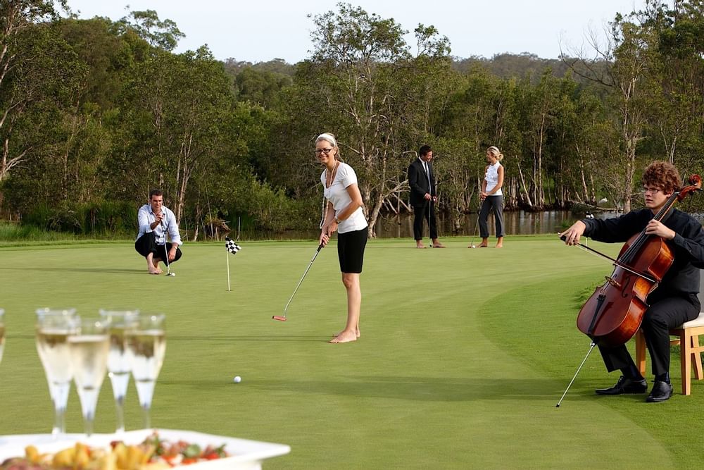 Woman playing golf at Mercure Kooindah Waters