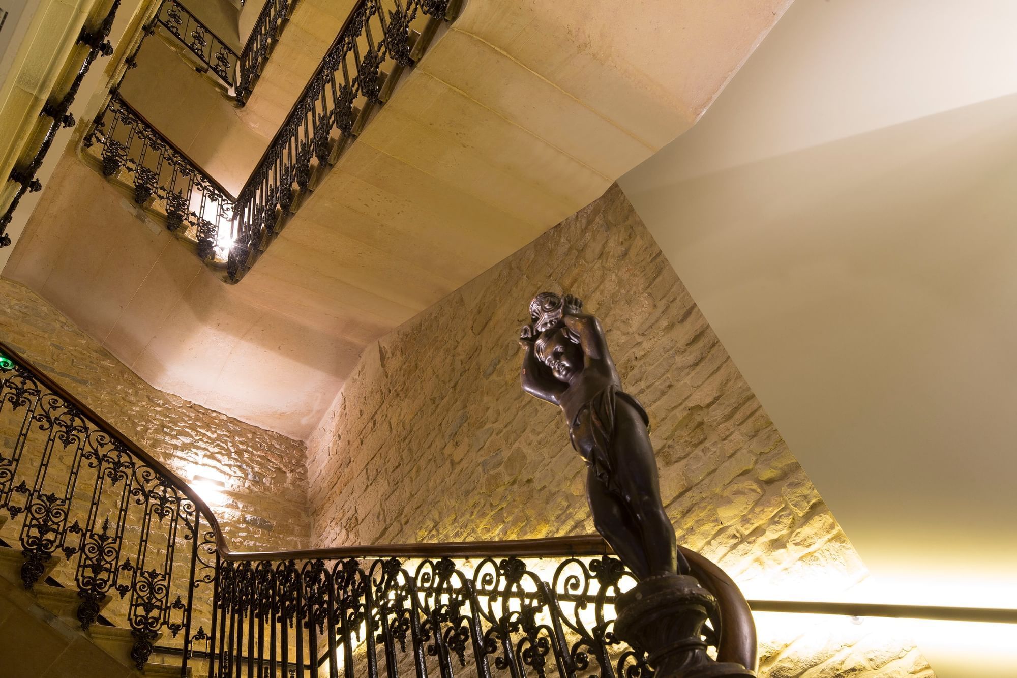 Vue en contre-plongée de l'escalier principal à l'Oceania Le Jura Dijon