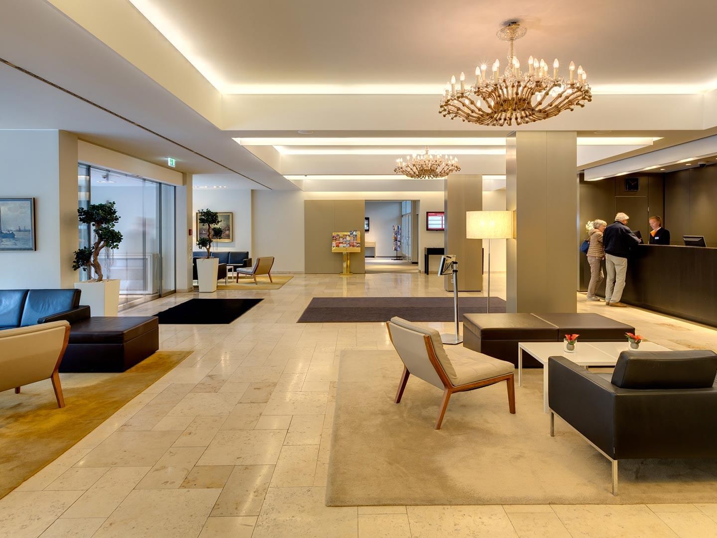 Bright and welcoming lobby of Hotel Sylter Hof Berlin with contemporary furnishings