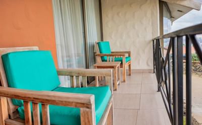Espacio para sentarse en el balcón privado de la habitación Standard Ocean View en el hotel The Beach House de Panamá