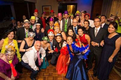 Grupo celebrando la boda