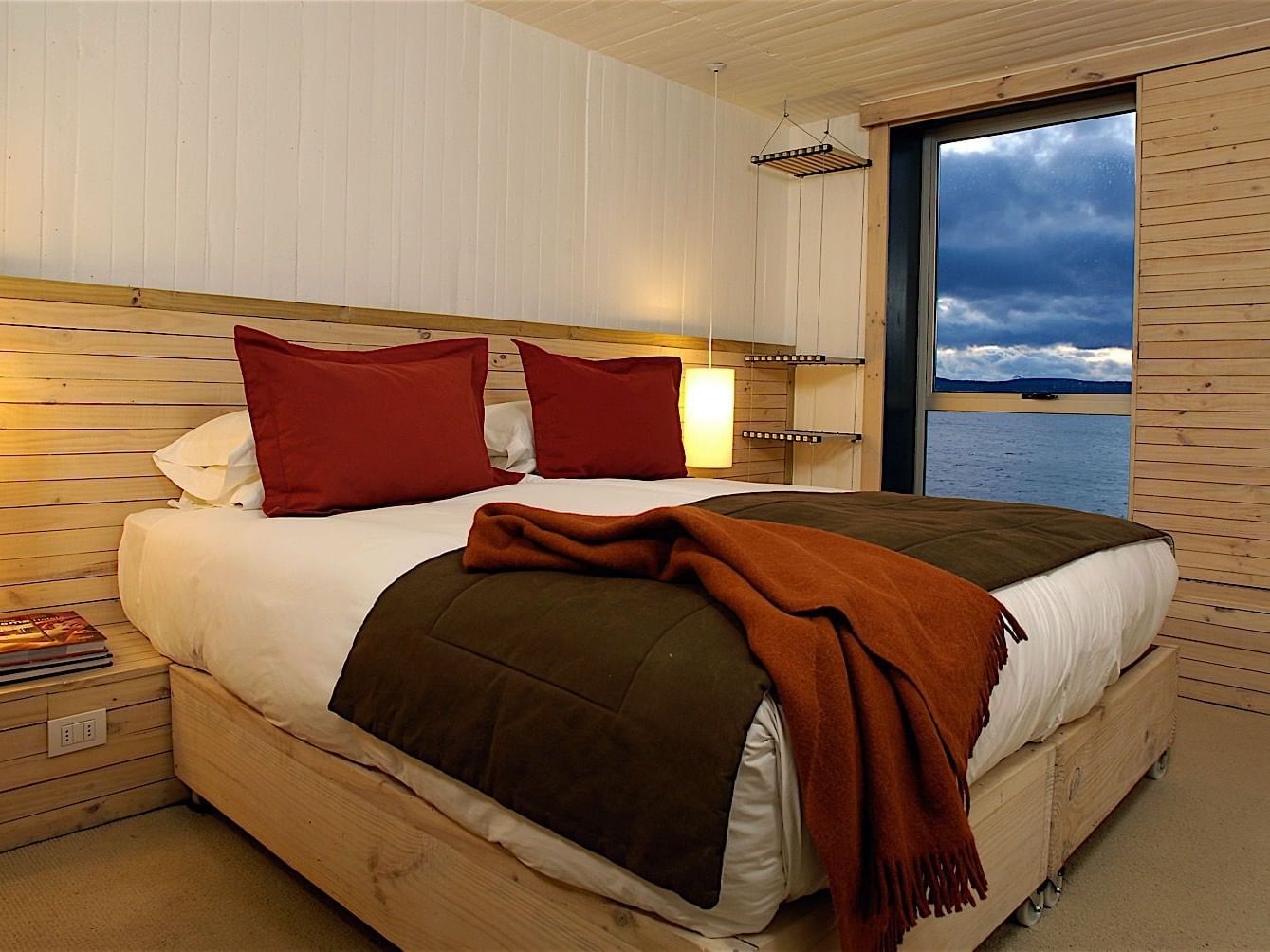 Quarto Deluxe com vista para a cidade, cama e janela com panorama no NOI Indigo Patagonia, Patagônia, Argentina