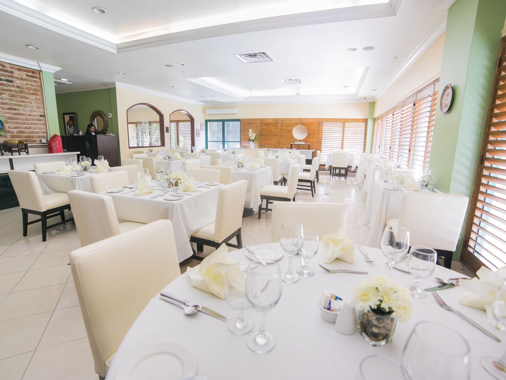 Dining tables arranged in Alexander's Restaurant at Courtleigh Hotel and Suites