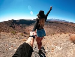 Pareja tomados de la mano en Biosfera El Pinacate cerca del Hotel Peñasco