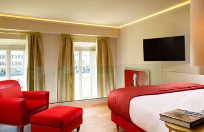 Bedroom with a sofa and TV at Grand Hotel Minerva