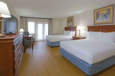 Twin beds in Deluxe Queen Room at Music Road Resort