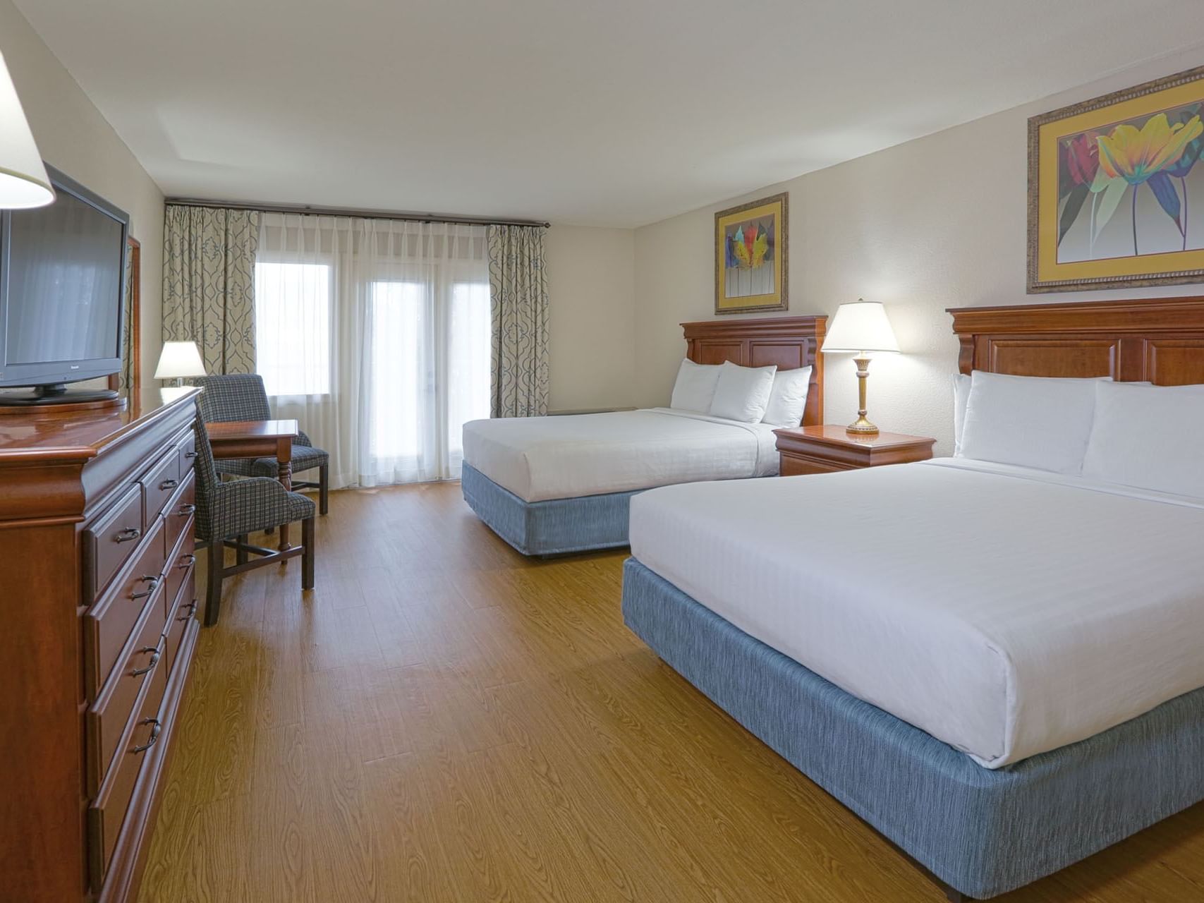 Twin beds in Deluxe Queen Room at Music Road Resort