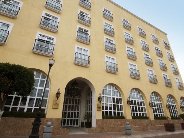 Exterior view of Fiesta Inn Toluca Centro façade