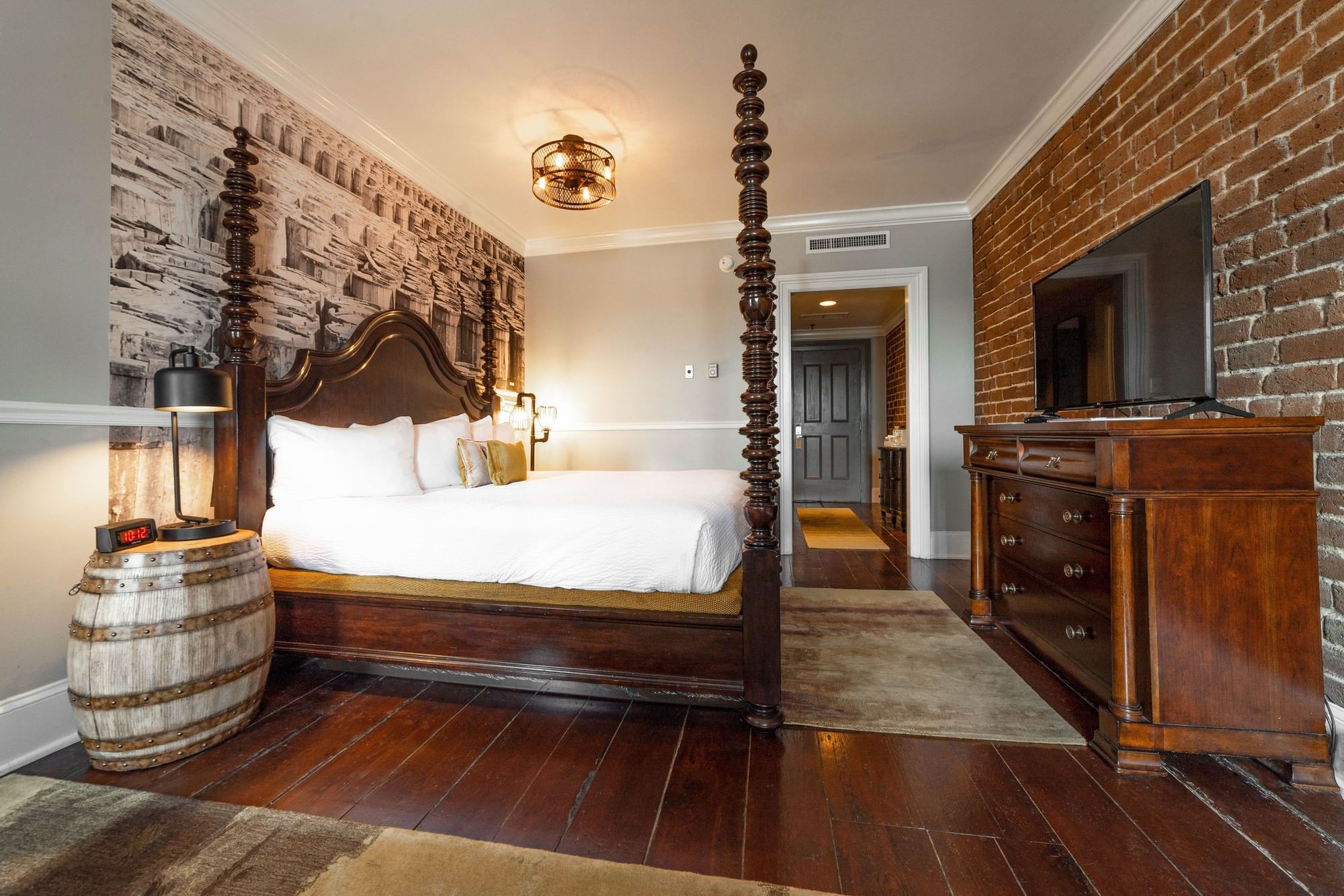 Historic City View Room With One Queen Bed | River Street Inn