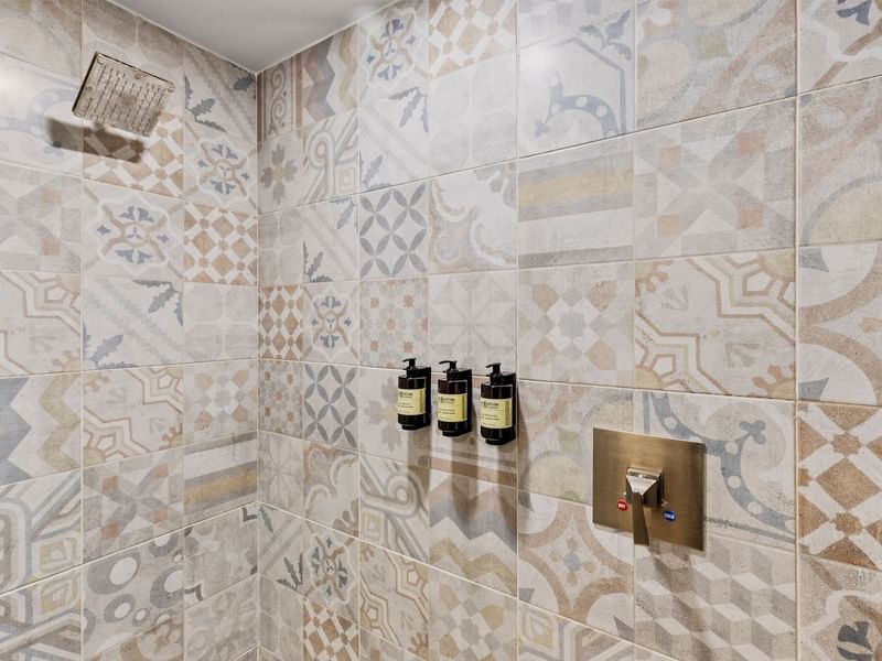 Mountain View, 1 King bathroom shower with wall-mounted toiletries at Fiesta Americana Hacienda Ixtapan de la Sal