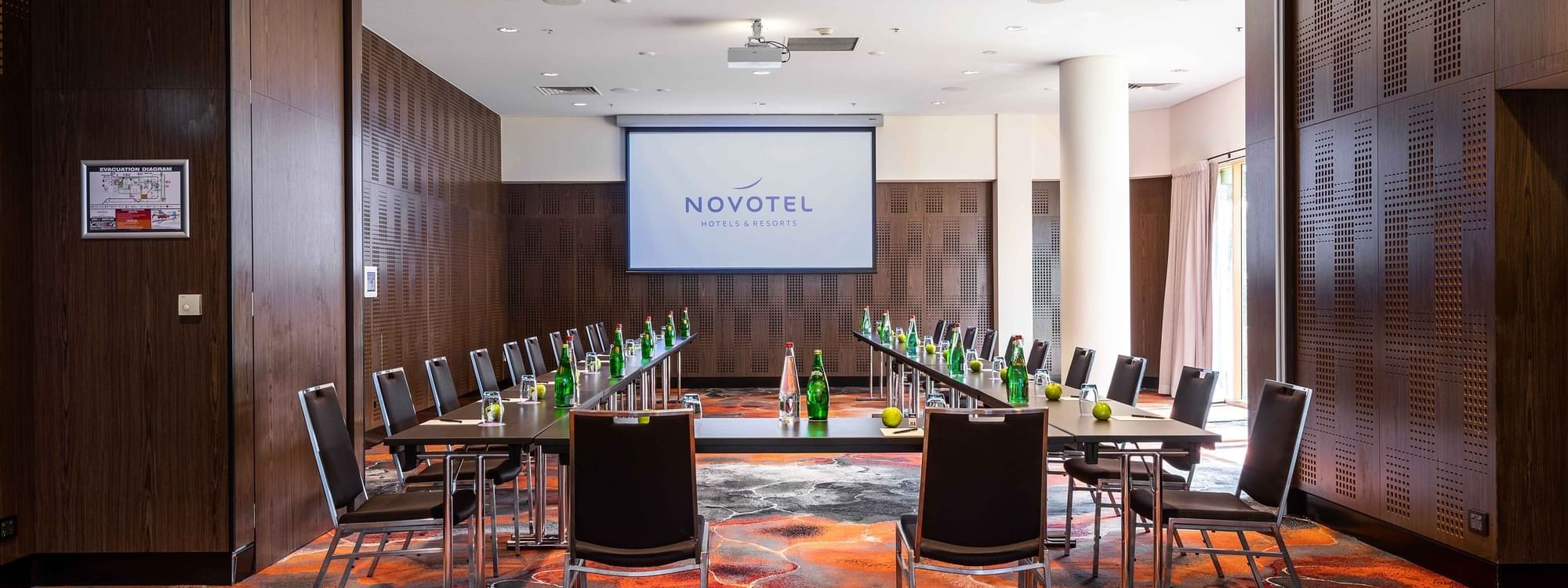 U-shape table set-up facing the projector screen in The Hunter Room 3-4 at Novotel Sydney on Darling Harbour