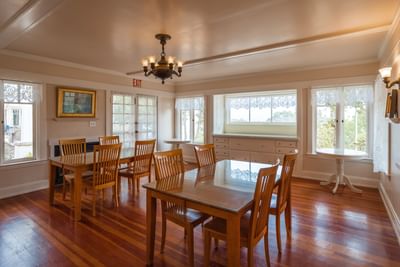 Dining room area with tables at Banning House Lodge