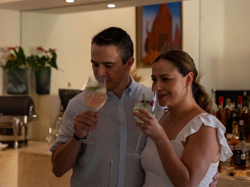 Couple enjoying cocktails in the Club Lounge at Grand Fiesta Americana