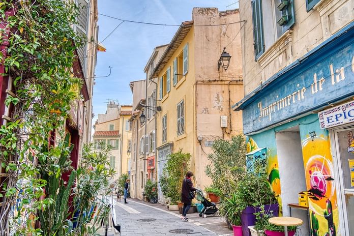 Les rues étroites et vallonnées du Panier à Marseille près des Hôtels Oceania