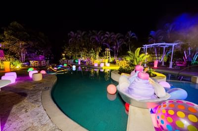 Un evento nocturno en la piscina, celebrado en el Summit Rainforest Hotel