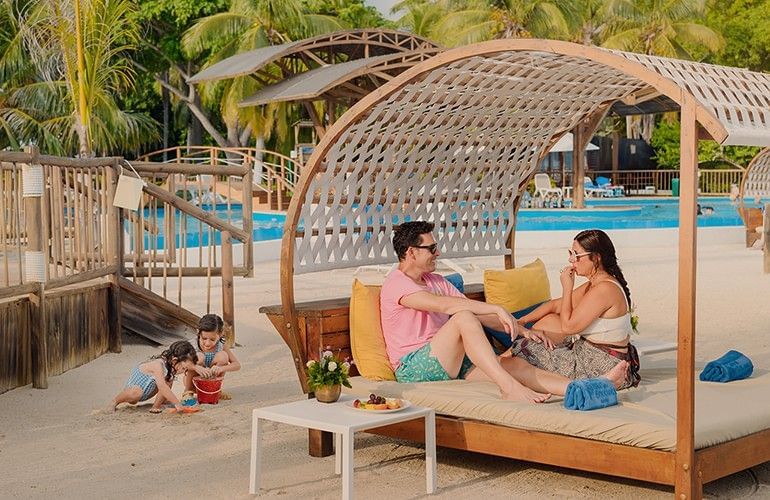 Familia disfrutando de las instalaciones del Hotel Isla del Encanto en Barú