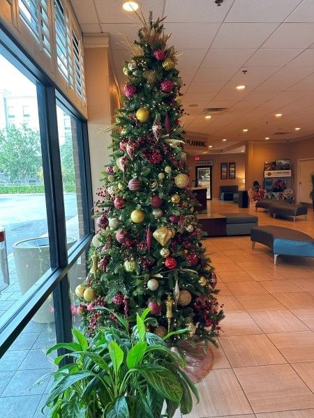 A beautifully decorated Christmas tree displayed in the lobby of Rosen Inn International, a family-friendly hotel in Orlando.