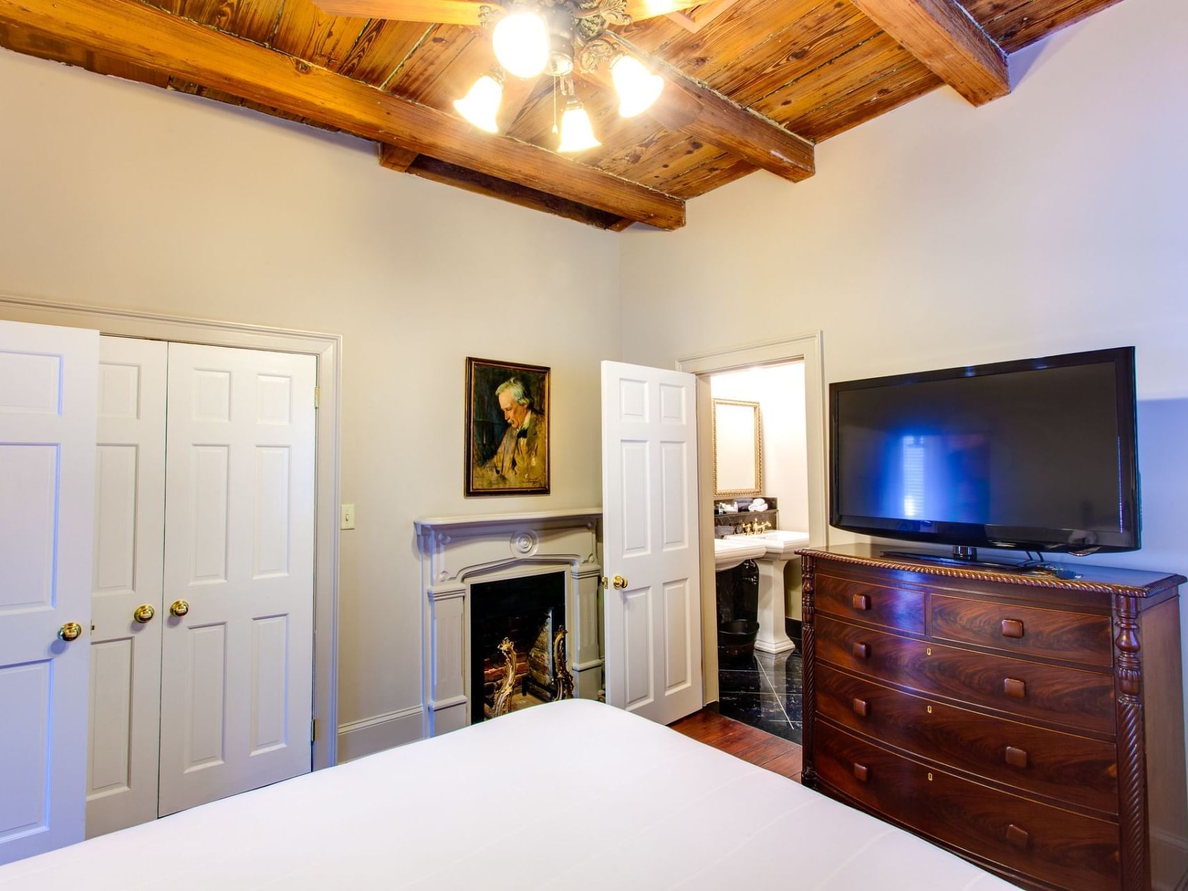King bed & a TV in Audubon Cottage 1 room at Audubon Cottages